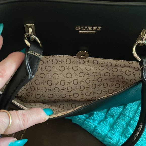 Guess black purse - Picture 3 of 4